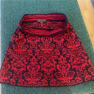 Title 9 washable no-itch wool skirt w/ hidden zip internal pocket in red/navy.